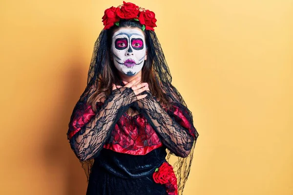 Mujer Joven Con Día Del Disfraz Muerto Sobre Amarillo Gritando — Foto de Stock
