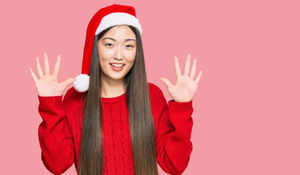 Jeune Femme Chinoise Portant Chapeau Noël Montrant Pointant Vers Haut — Photo