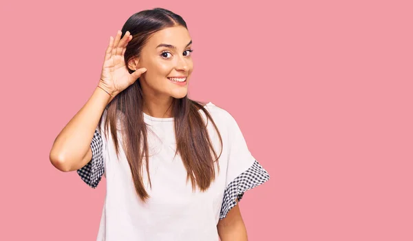 Junge Hispanische Frau Lässiger Kleidung Lächelt Mit Der Hand Über — Stockfoto