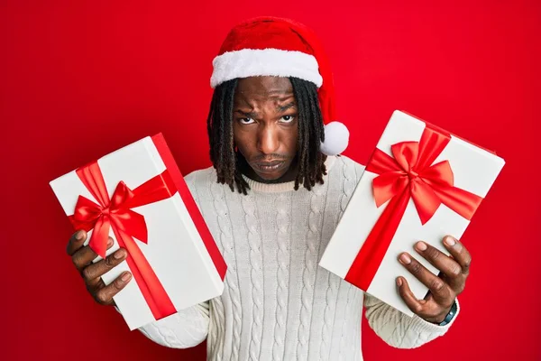 Homem Afro Americano Com Tranças Usando Chapéu Natal Segurando Presentes — Fotografia de Stock