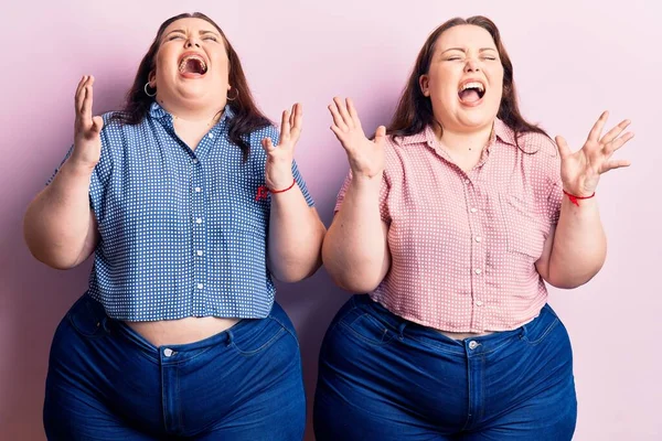 Mladá Velká Dvojčata Oblečená Neformálního Oblečení Oslavující Šílenost Šílenost Úspěchu — Stock fotografie