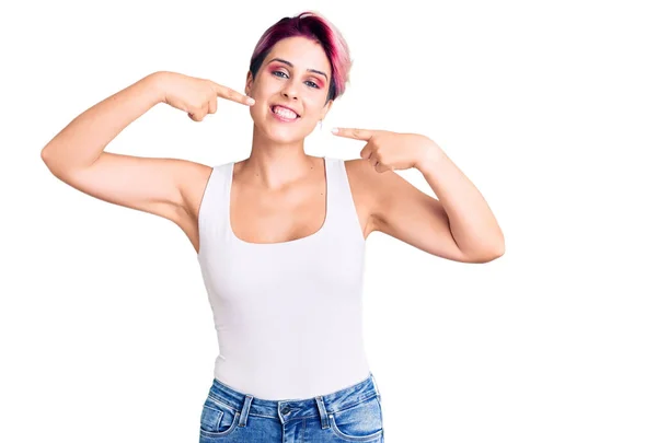 Joven Hermosa Mujer Con Pelo Rosa Con Ropa Casual Sonriendo —  Fotos de Stock