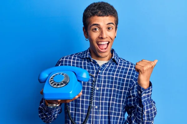 Junger Afrikanisch Amerikanischer Mann Mit Einem Alten Telefon Das Den — Stockfoto