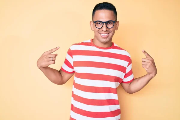 Homem Latino Bonito Jovem Vestindo Roupas Casuais Óculos Olhando Confiante — Fotografia de Stock