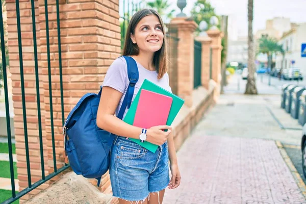 Junges Studentenmädchen Aus Dem Mittleren Osten Lächelt Glücklich Auf Dem — Stockfoto