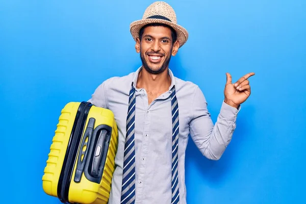 Jovem Latino Usando Chapéu Verão Segurando Saco Cabine Sorrindo Feliz — Fotografia de Stock