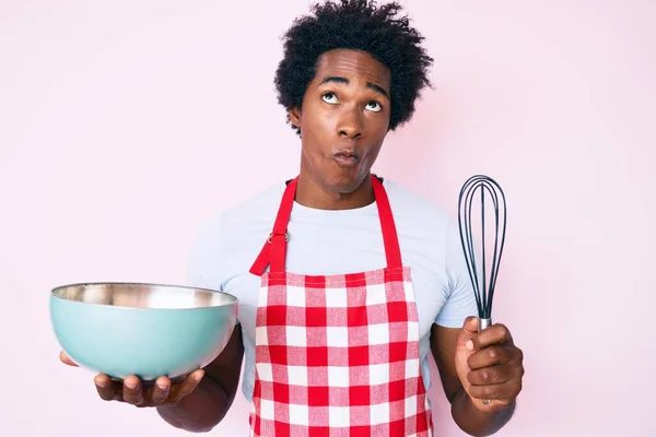 Snygg Afrikansk Amerikansk Man Med Afro Hår Matlagning Med Bagare — Stockfoto