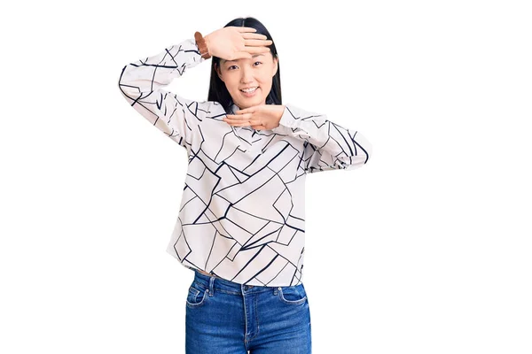 Jonge Mooie Chinese Vrouw Draagt Casual Shirt Lachende Vrolijke Spelen — Stockfoto