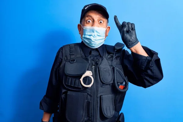 医療面マスクを着用した男性上級警察官 — ストック写真