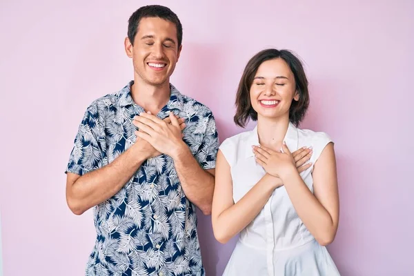 Belo Casal Vestindo Roupas Casuais Sorrindo Com Mãos Peito Com — Fotografia de Stock