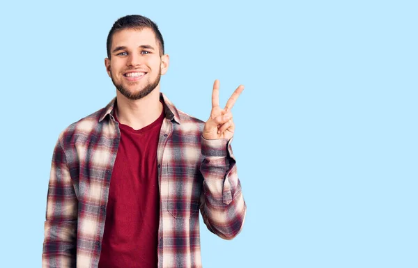 Junger Gutaussehender Mann Lässigem Hemd Der Mit Fingern Nummer Zwei — Stockfoto