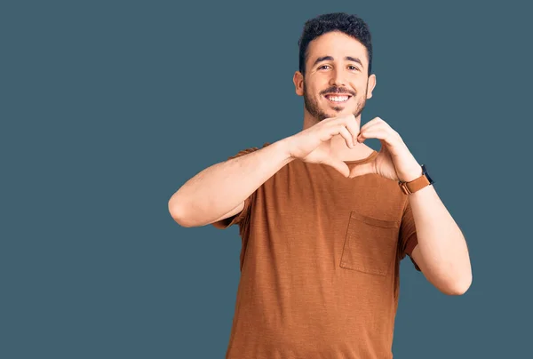 Ung Latinamerikansk Man Klädd Avslappnade Kläder Leende Kärlek Gör Hjärta — Stockfoto