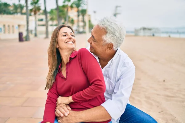 Pareja Hispana Mediana Edad Sonriendo Feliz Abrazándose Sentada Banco — Foto de Stock