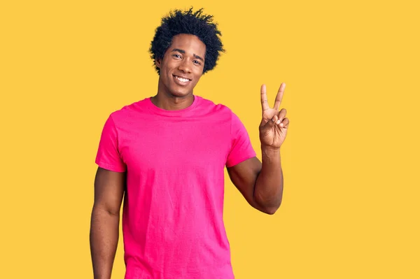 Bonito Homem Americano Africano Com Cabelo Afro Vestindo Camiseta Rosa — Fotografia de Stock