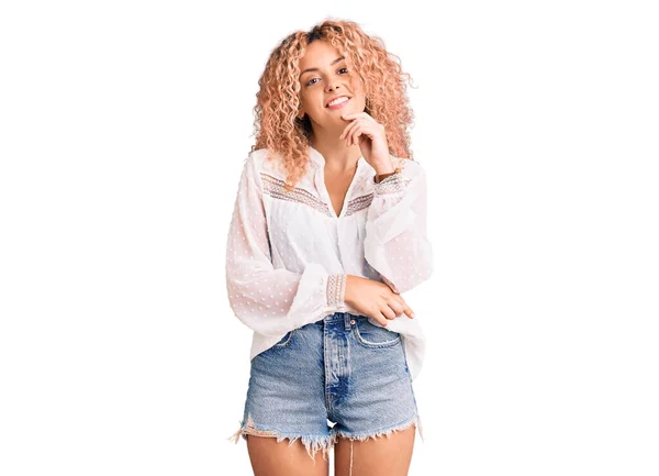 Mulher Loira Jovem Com Cabelo Encaracolado Vestindo Camisa Verão Elegante — Fotografia de Stock