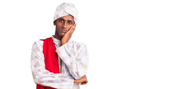 Afroamerykanin Przystojny Mężczyzna Nosić Tradycję Sherwani Saree Ubrania Myśląc Patrząc — Zdjęcie stockowe