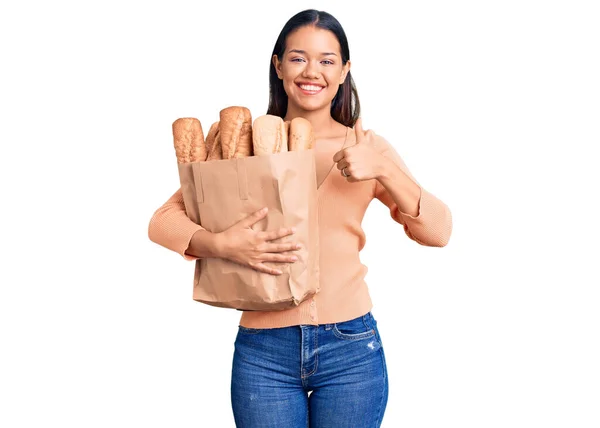 Joven Hermosa Chica Latina Sosteniendo Bolsa Papel Con Pan Sonriendo — Foto de Stock