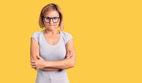 Ung Blond Kvinna Bär Tillfälliga Kläder Skeptisk Och Nervös Ogillande — Stockfoto