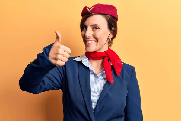 Jonge Mooie Vrouw Draagt Stewardess Uniform Doet Vrolijke Duimen Omhoog — Stockfoto