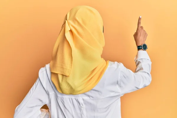 Junge Brünette Araberin Mit Traditionellem Islamischen Hijab Schal Posiert Rückwärts — Stockfoto