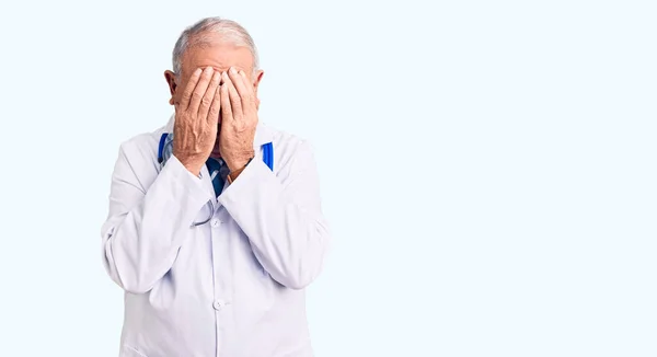 Yaşlı Gri Saçlı Doktor Önlüğü Giyen Ağlarken Yüzünü Ellerle Kapatan — Stok fotoğraf