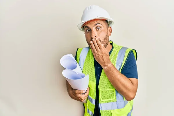 Schöner Mann Mit Bart Und Schutzhelm Mit Blaupausen Die Mund — Stockfoto