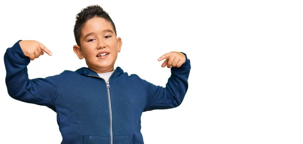 Kleine Jongen Latino Jongen Draagt Casual Sportieve Jas Ziet Zelfverzekerd — Stockfoto