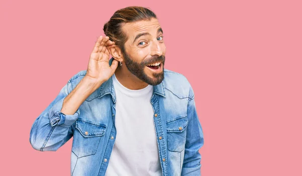 Attraktiver Mann Mit Langen Haaren Und Bart Lässiger Jeansjacke Der — Stockfoto