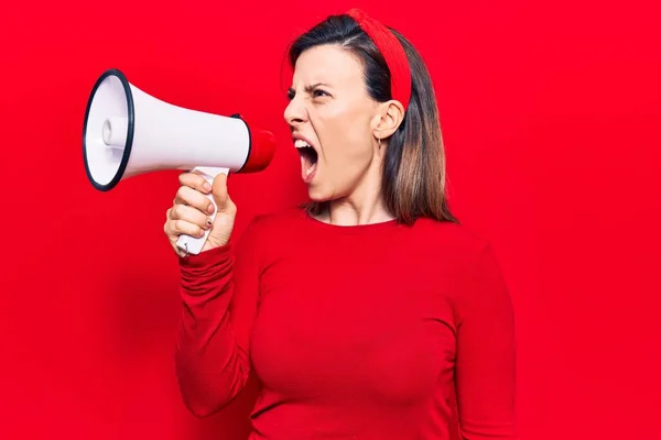 Junge Schöne Frau Mit Diadem Und Wütendem Gesichtsausdruck Laut Schreien — Stockfoto