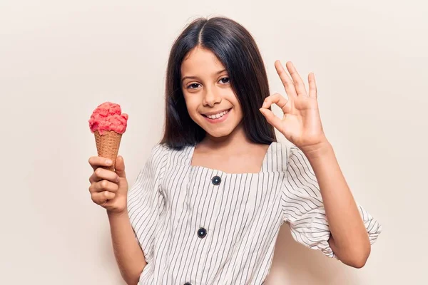 아이스크림을 손가락으로 글씨를 다정하게 미소짓는 아름다운 소녀가 상징을 만들고 — 스톡 사진