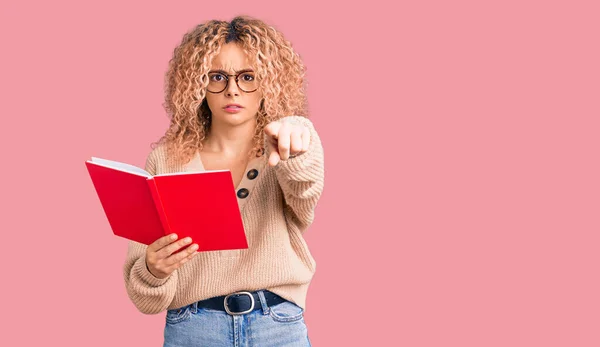 Jeune Femme Blonde Aux Cheveux Bouclés Portant Des Lunettes Livre — Photo