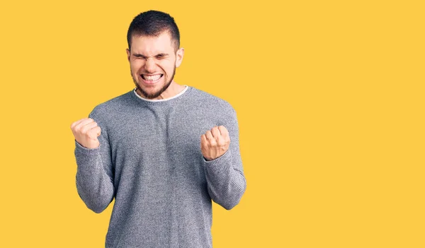 Joven Hombre Guapo Vistiendo Suéter Casual Muy Feliz Emocionado Haciendo —  Fotos de Stock