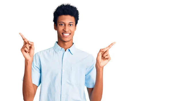 Jovem Afro Americano Vestindo Roupas Casuais Sorrindo Confiante Apontando Com — Fotografia de Stock