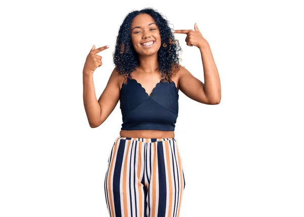 Молода Афро Американська Жінка Повсякденному Одязі Посміхається Веселий Показ Вказує — стокове фото