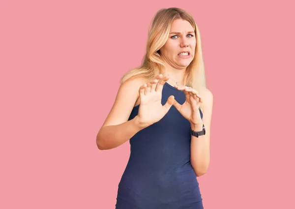 Joven Hermosa Mujer Rubia Con Vestido Casual Expresión Disgustada Disgustada —  Fotos de Stock