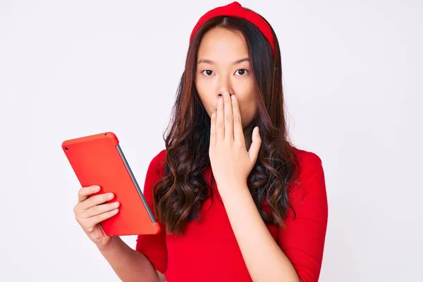 Menina Chinesa Bonita Jovem Segurando Touchpad Cobrindo Boca Com Mão — Fotografia de Stock