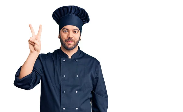 Молодий Іспаномовний Чоловік Формі Кухонної Плити Показує Вказує Пальцями Номер — стокове фото