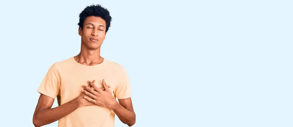 Ung Afrikansk Amerikansk Man Klädd Avslappnade Kläder Leende Med Händerna — Stockfoto