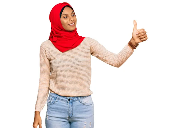 Jovem Afro Americana Vestindo Tradicional Lenço Islâmico Hijab Olhando Orgulhoso — Fotografia de Stock