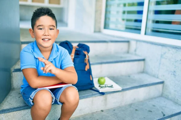 Adorabile Studente Ragazzo Sorridente Felice Seduto Sulle Scale Scuola — Foto Stock