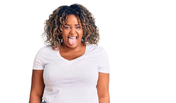 Ung Afrikansk Amerikan Storlek Kvinna Bär Casual Kläder Sticker Tungan — Stockfoto