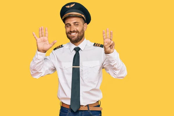 Hombre Guapo Con Barba Llevando Uniforme Piloto Avión Mostrando Apuntando — Foto de Stock