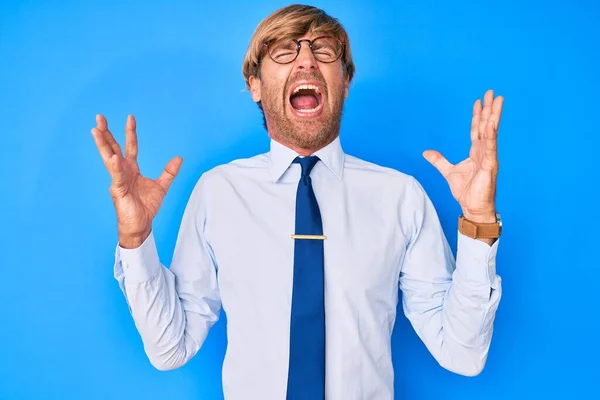 Junger Blonder Mann Businesskleidung Und Brille Der Verrückt Und Erfolgsverrückt — Stockfoto
