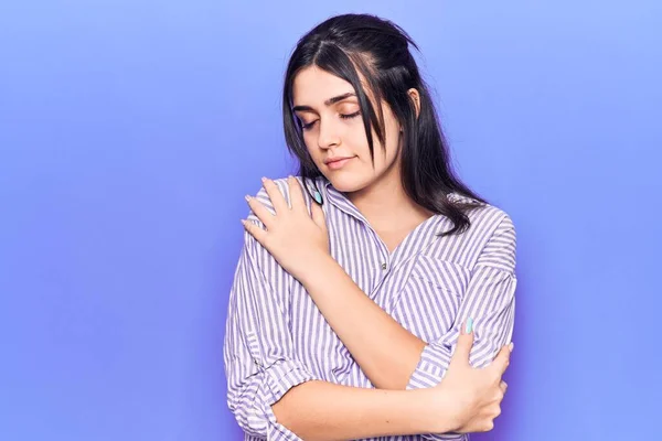 Joven Hermosa Chica Con Camisa Rayas Casuales Abrazándose Feliz Positivo — Foto de Stock