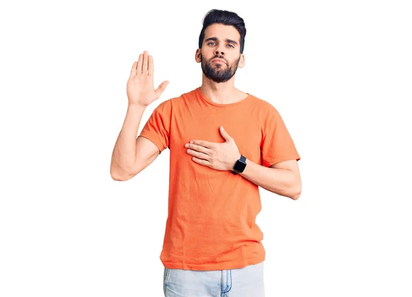Νεαρός Όμορφος Άντρας Γενειάδα Που Φοράει Casual Shirt Βρίζοντας Χέρι — Φωτογραφία Αρχείου