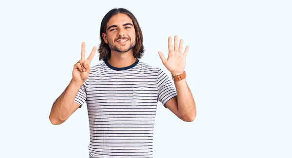 Mladý Pohledný Muž Sobě Ležérní Oblečení Ukazuje Ukazuje Prsty Číslo — Stock fotografie