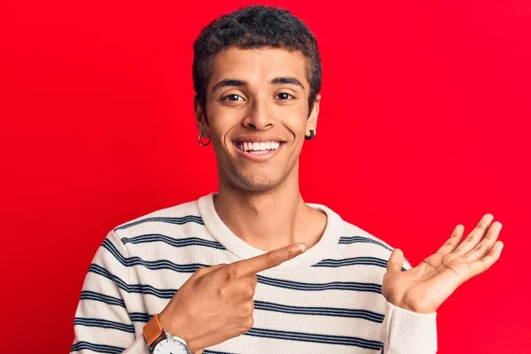 Joven Hombre Amerciano Africano Vistiendo Ropa Casual Sorprendido Sonriendo Cámara —  Fotos de Stock