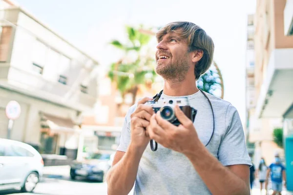 Giovane Fotografo Irlandese Uomo Sorridente Felice Con Fotocamera Vintage Strada — Foto Stock