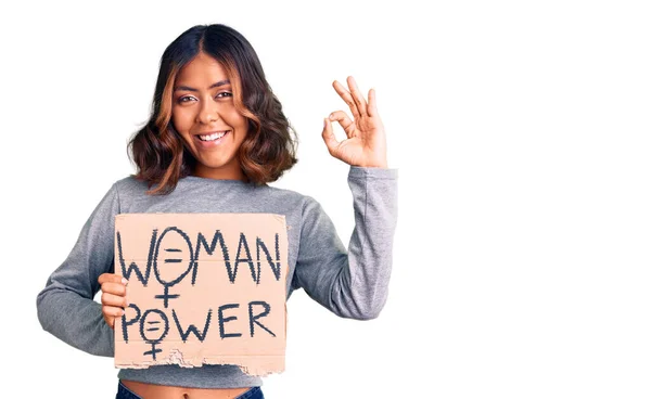 Jovem Bela Mulher Raça Mista Segurando Banner Poder Mulher Fazendo — Fotografia de Stock