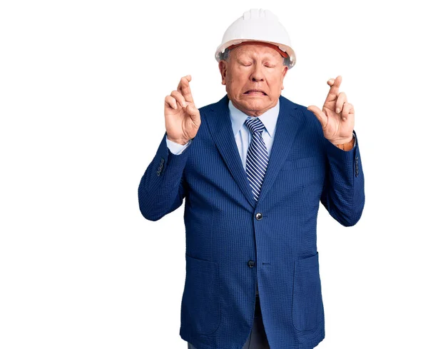 Senior Stilig Gråhårig Man Kostym Och Arkitekt Hårdhatt Gestikulerande Finger — Stockfoto